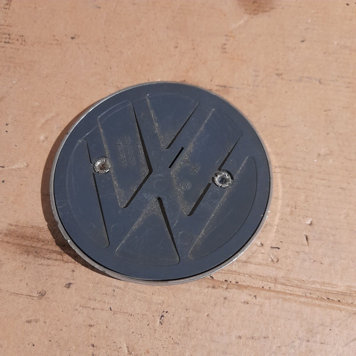 Znaczek emblemat logo VW Polo 9N 9N3 tyl 6Q0.853.630 klapy bagaznika