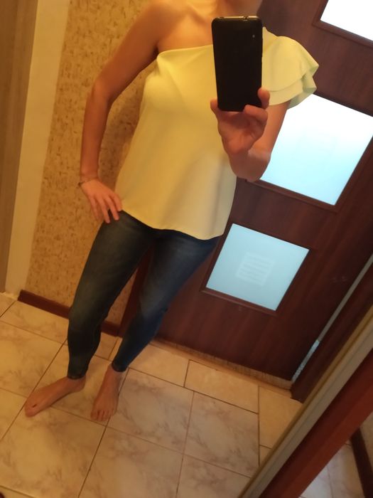 Bluzeczką na jedno ramię Mohito