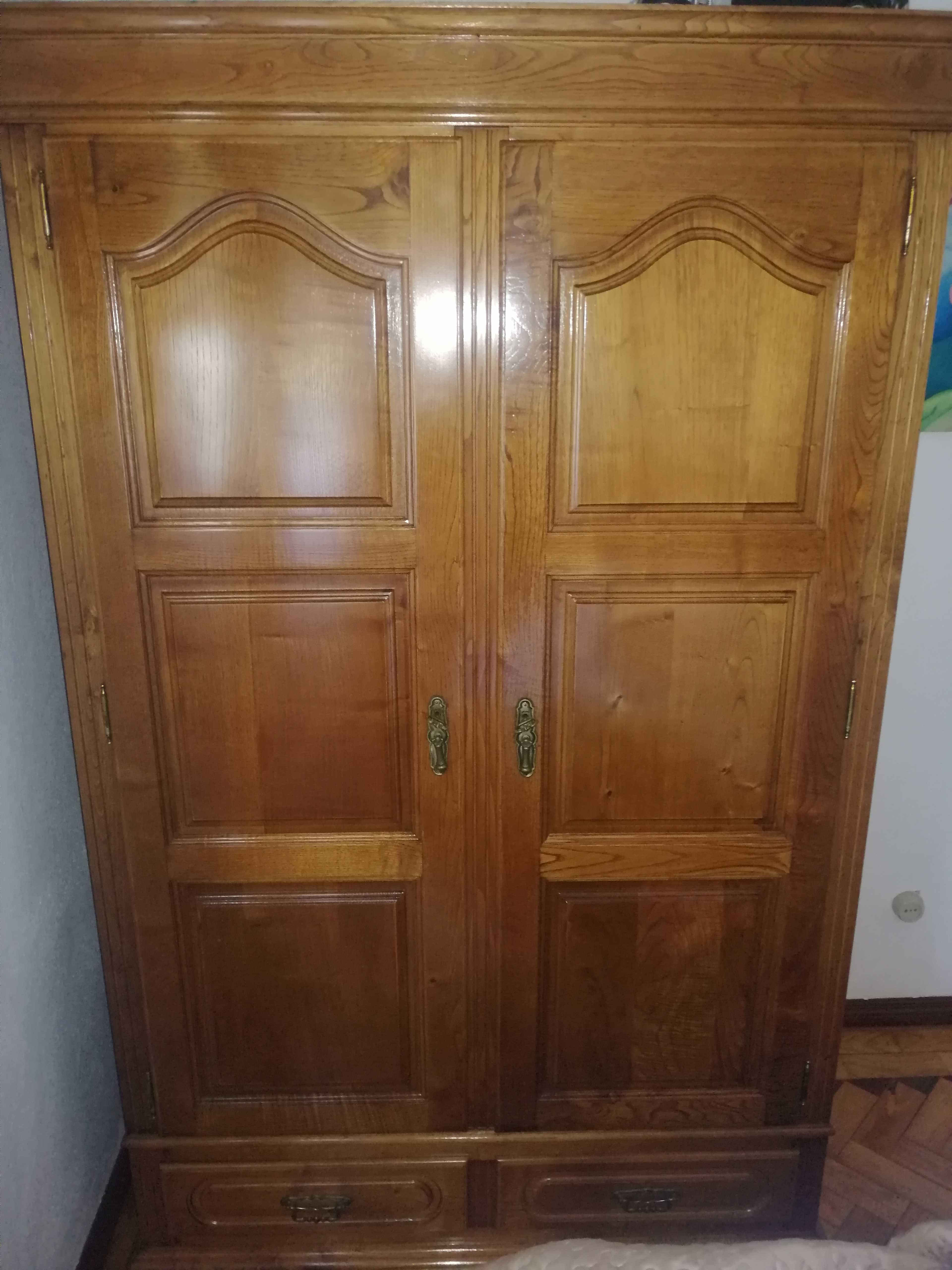 Mobília de quarto com 2 camas de corpo e meio.