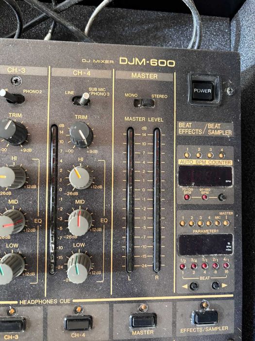 Mesa de mistura Pioneer DJM-600