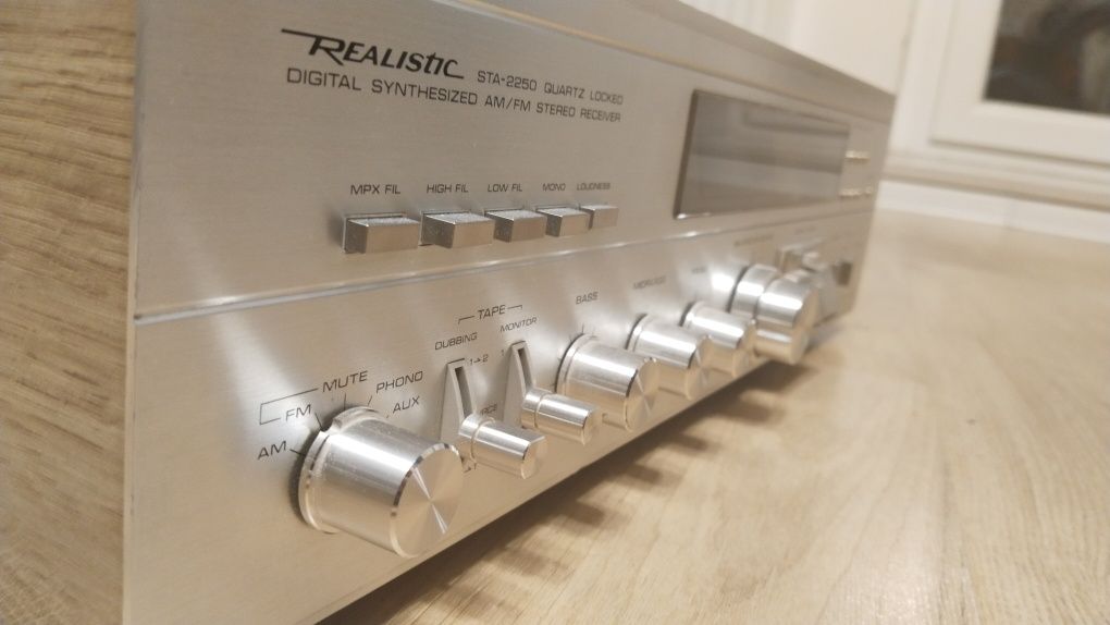 Amplituner Realistic STA-2250