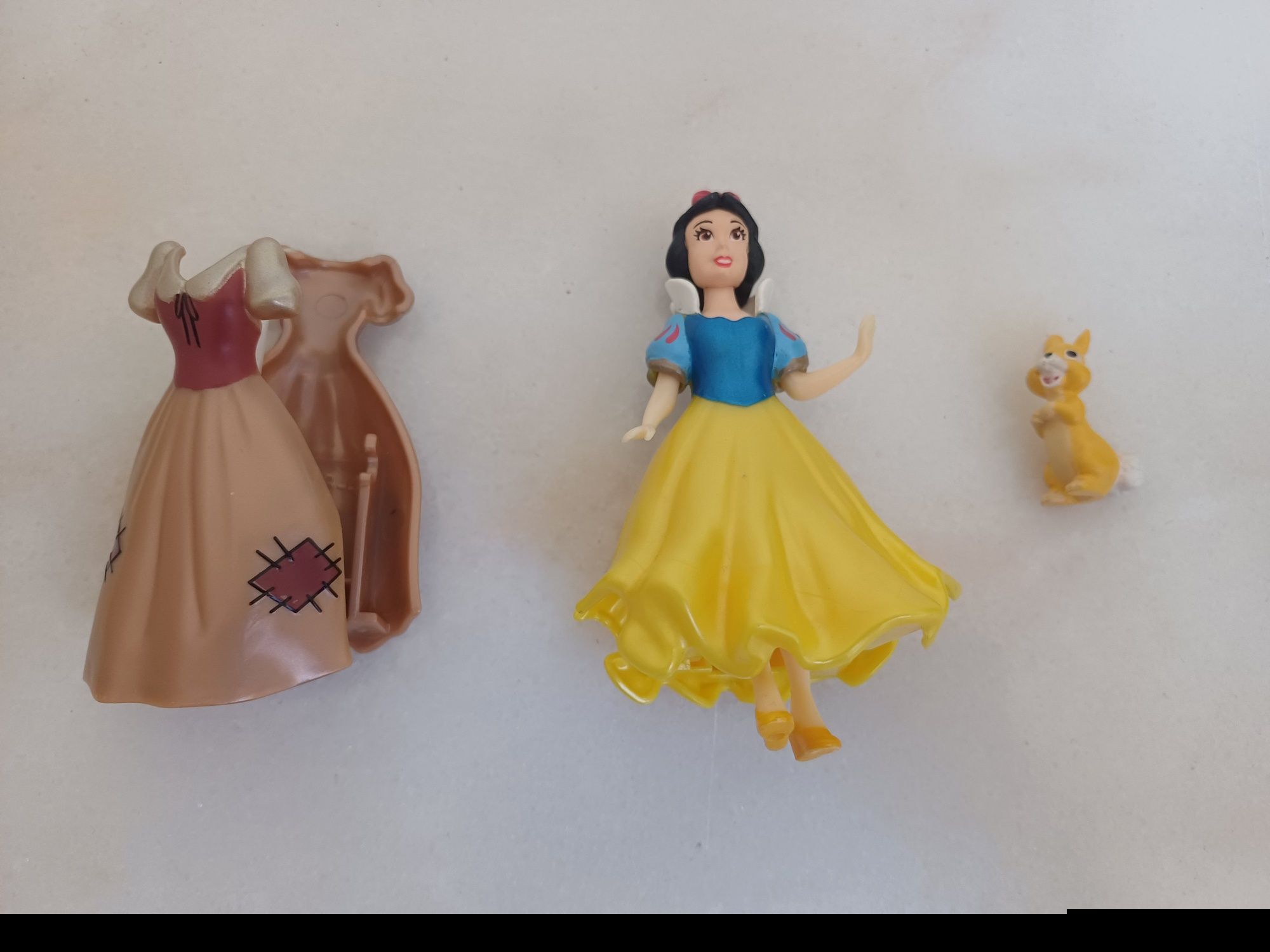 Brinquedo Branca de Neve com vestidos para vestir