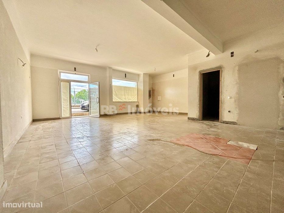 Loja com 108 m2, situada perto da escola secundária.