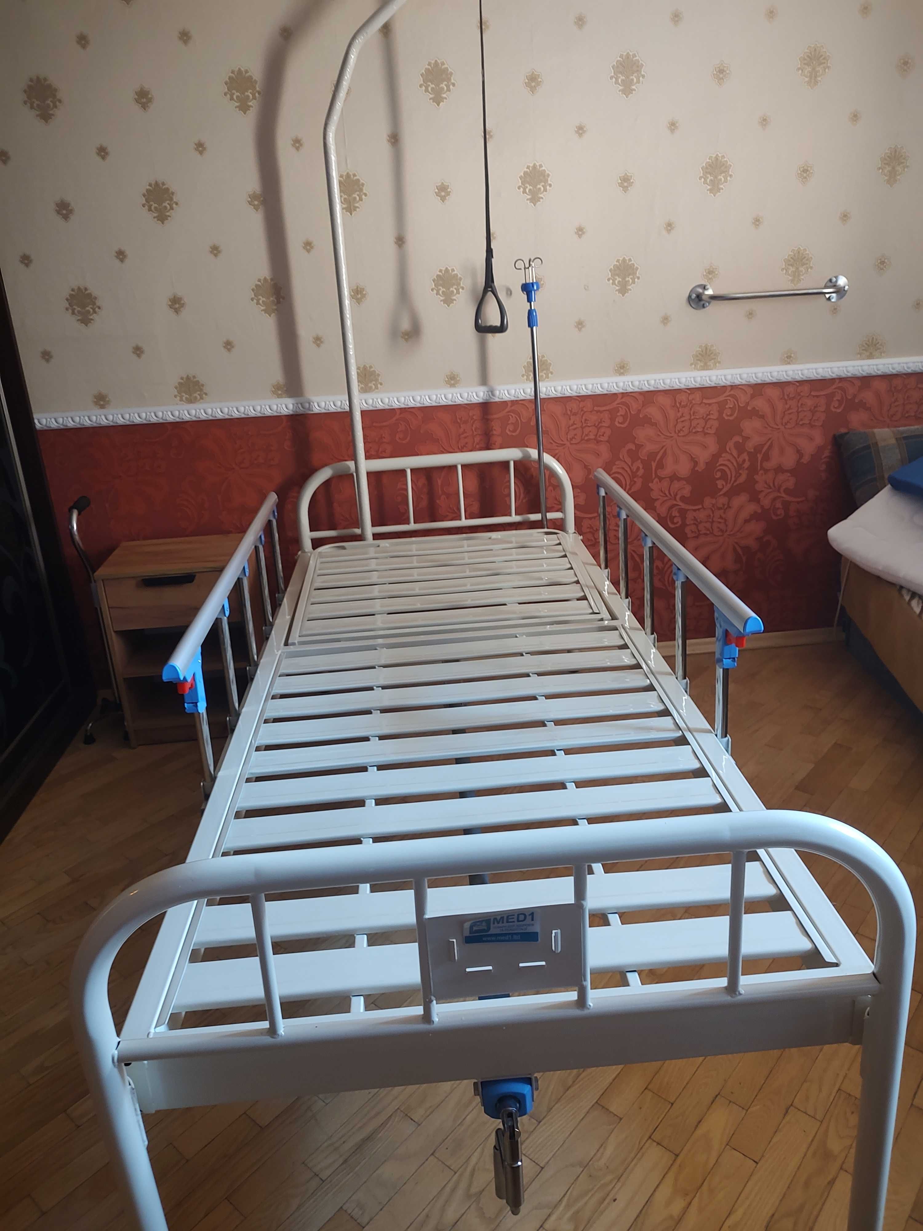 Ліжко лікарняне з огорожею з двох сторін