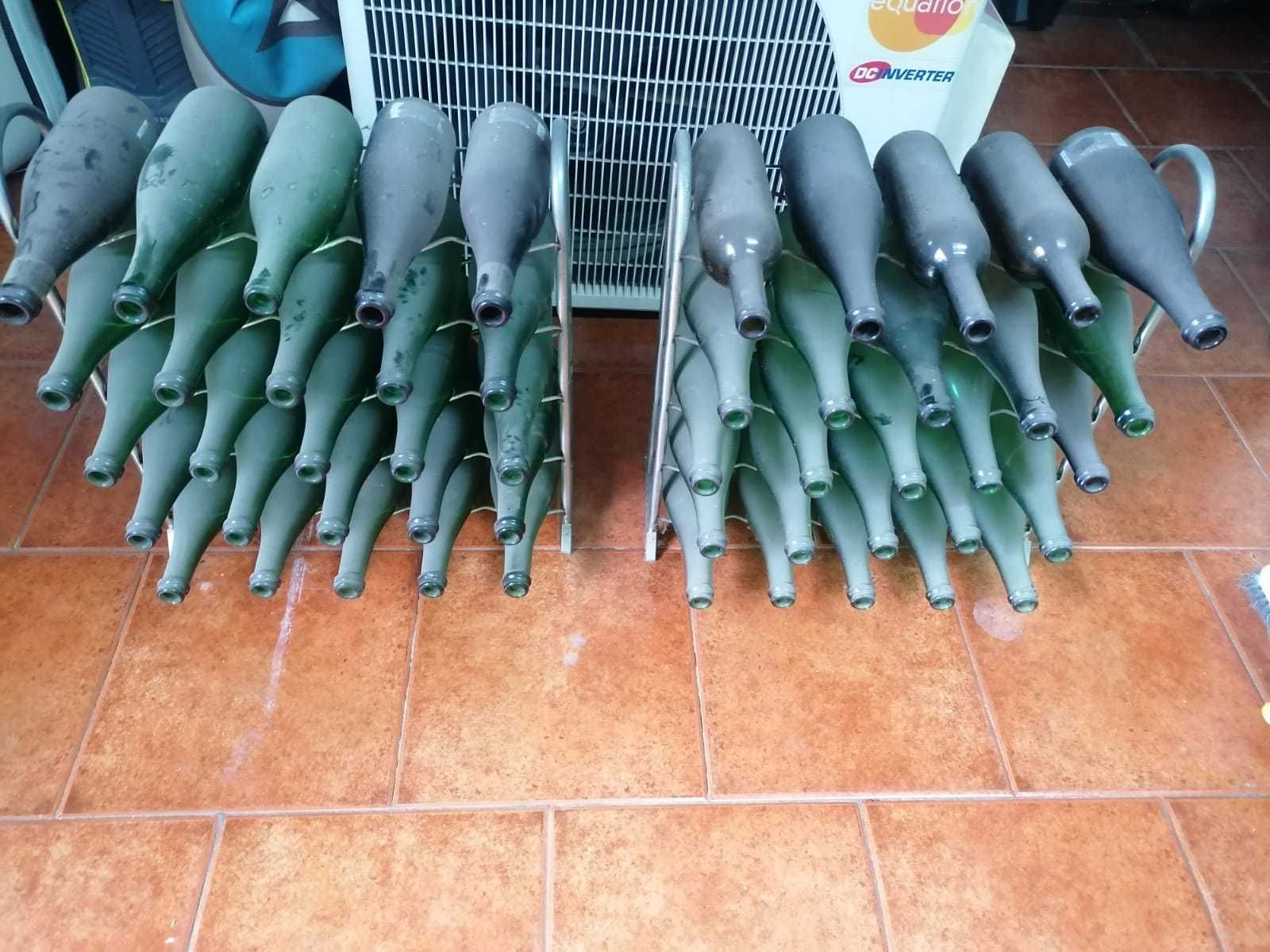 Garrafeira em metal para 125 garrafas
