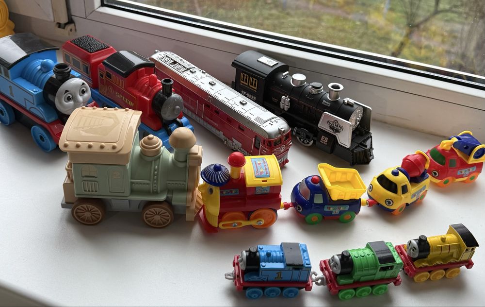 Лот поїздів різних музичні, з магнітами , з причепами