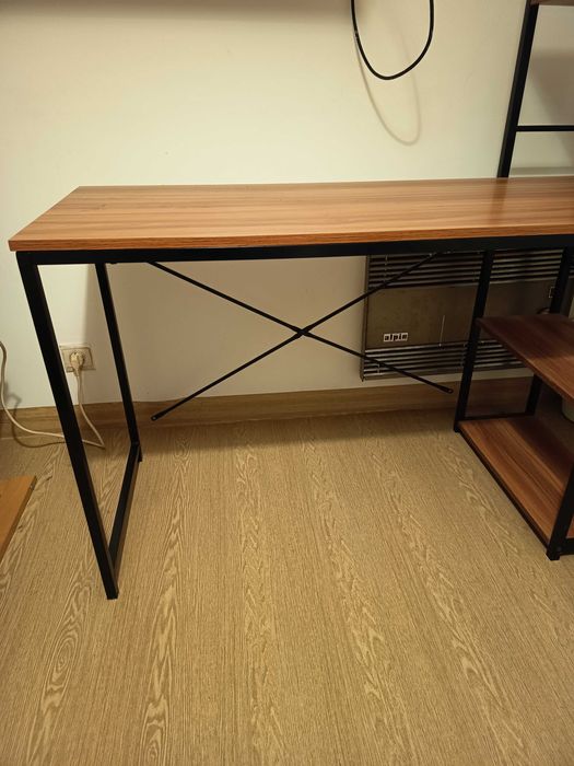 Secretária com estante