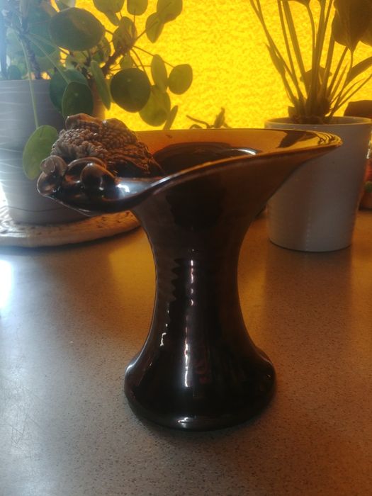 Ciekawy stary wazon zdobiony