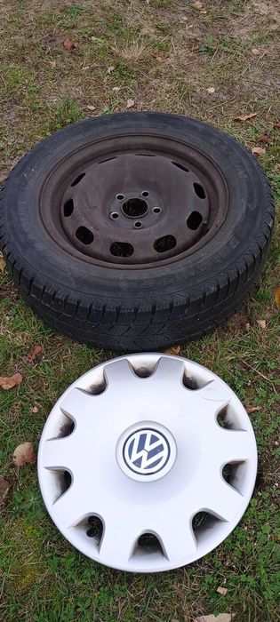 Opony  zimowe  195/65 R 15 z  felgami stalowymi i kołpakami .