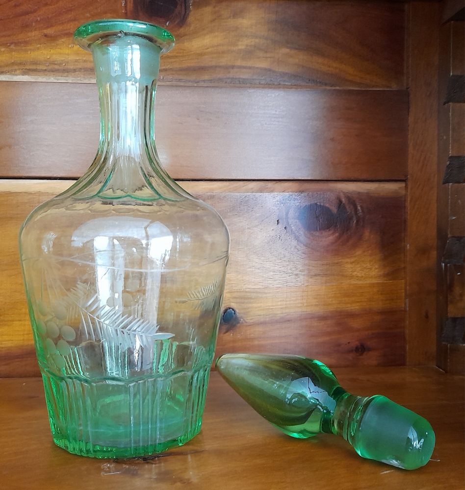 Garrafa licoreira antiga de vidro verde lapidada com tampa de vidro
