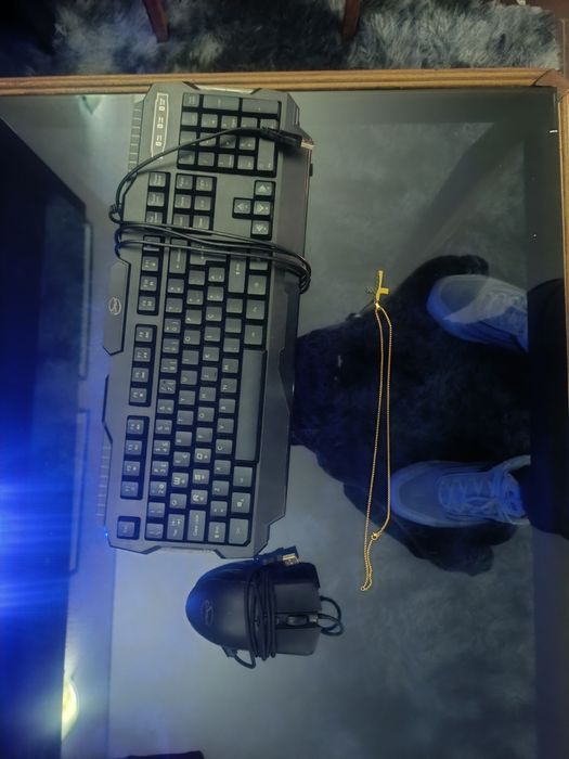 Vendo este rato e teclado e essa corrente e fone