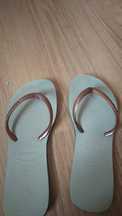 Havaianas slim creme e dourado