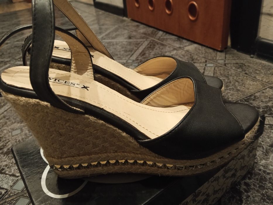 Sandały na koturnie