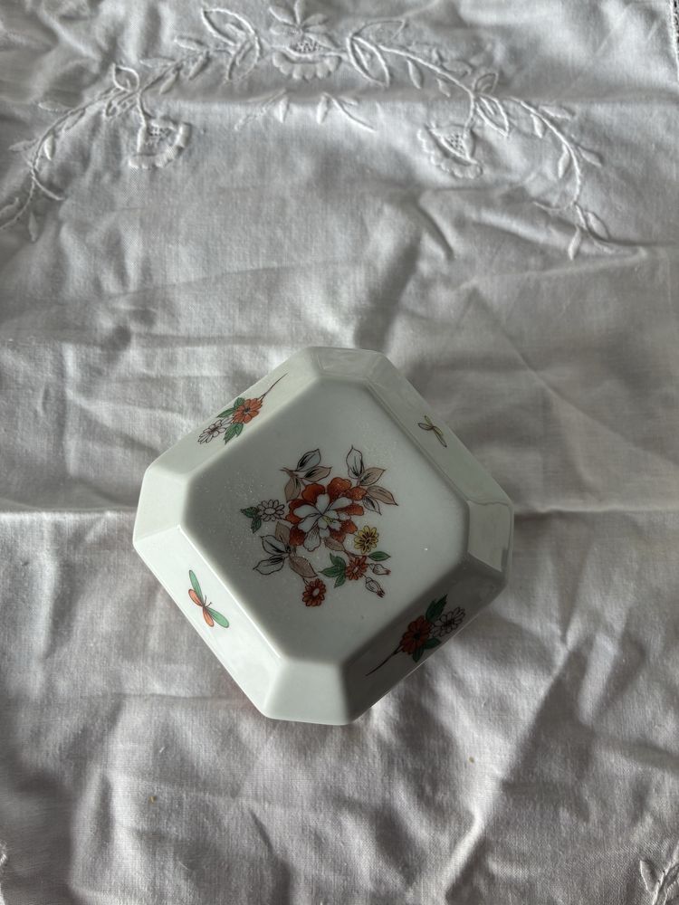 Prato e caixa  da Vista Alegre em porcelana