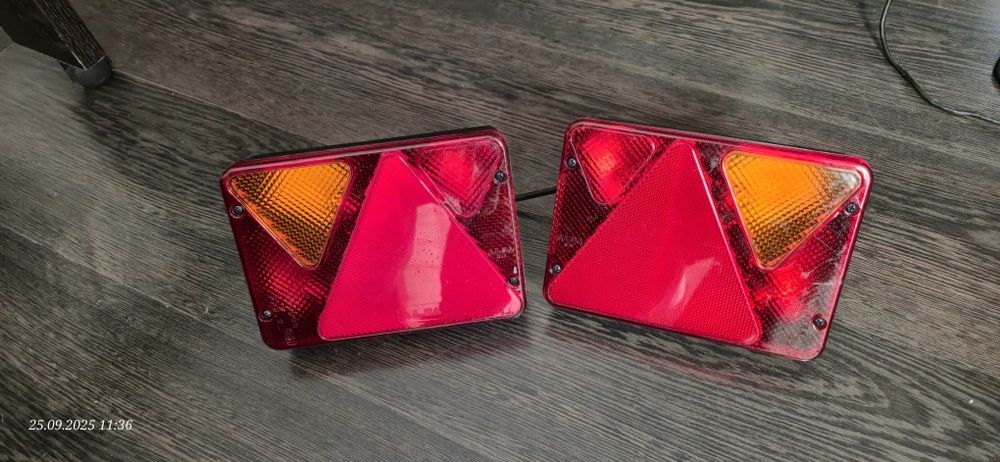 Lampa lewa + prawa do przyczepki z wtyczkami + komplet żarówek NEPTUN