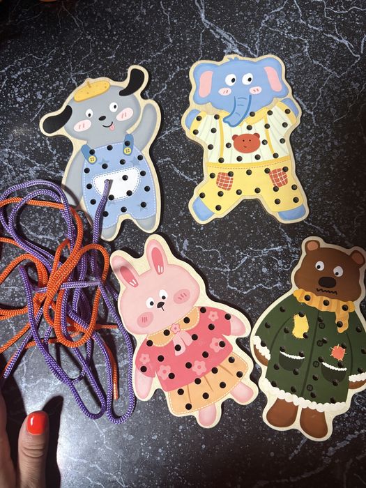 Деревʼяна іграшка шнурівка