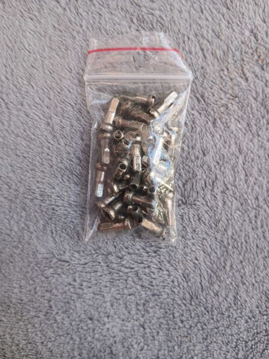36 sztuk srebnych aluminowych nypli z demontażu.