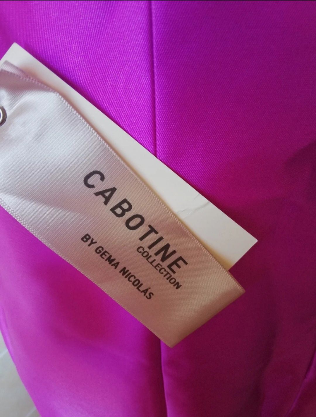 Vestido cerimónia curto, em rosa fuxia