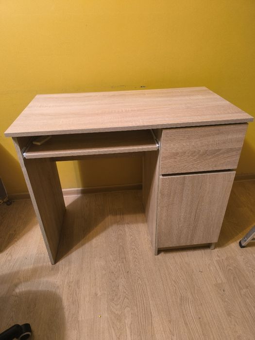 Meble do pokoju dziecięcego, łóżko i biurko.