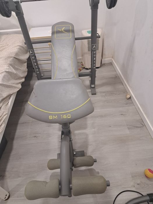 Banco de musculação com barra e pesos