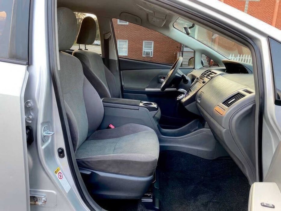 Toyota Prius v Five      2014