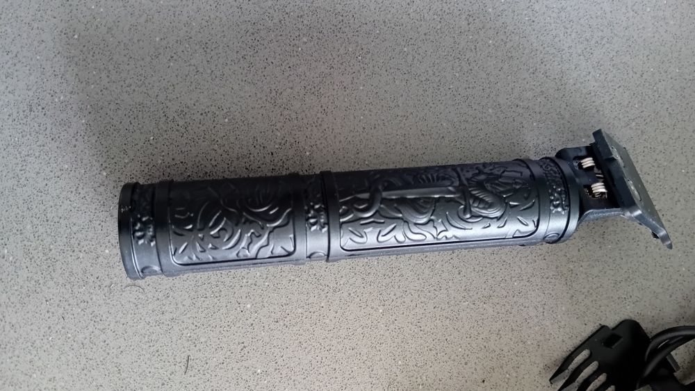 Máquina de aparar e cortar barba