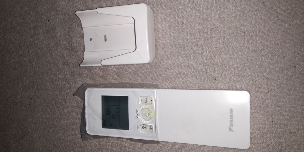 Pilot do klimatyzacji DAIKIN z bateriami. NOWY FOLIA