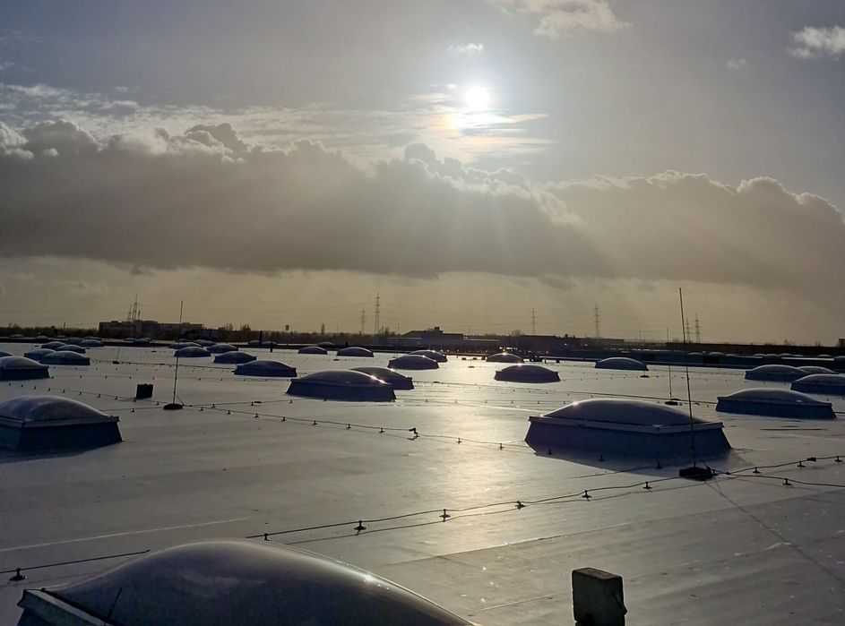 Montaż hydroizolacji membraną PVC, TPO, EPDM na dachu płaskim