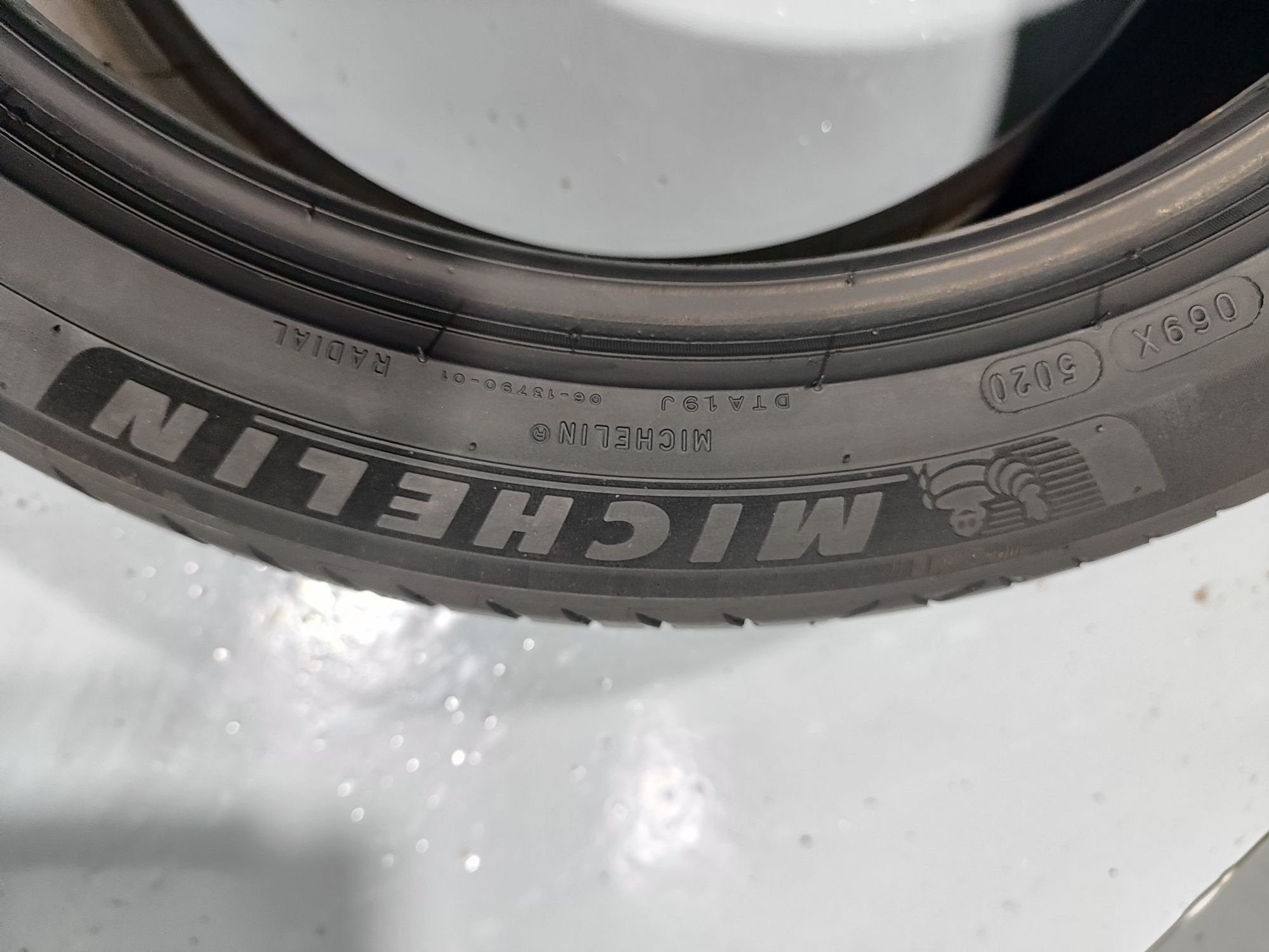 2 pneus semi novos 235-45R18 Michelin - Oferta dos Portes