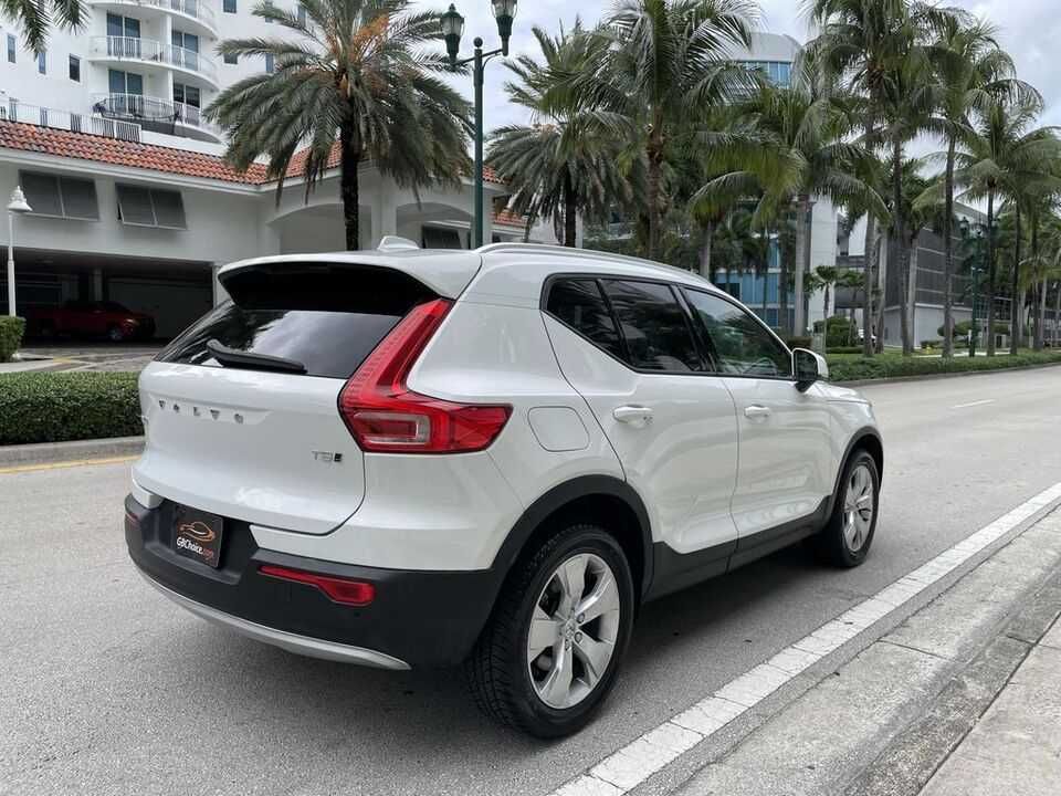 2019 Volvo XC40 T5 Momentum Sport Utility 4D