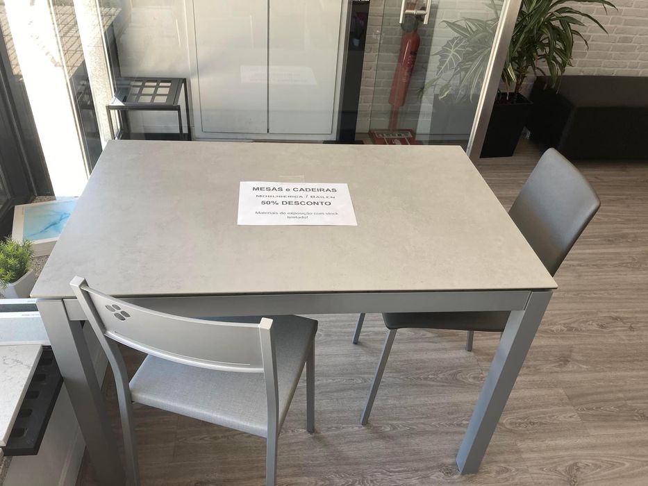 LIQUIDAÇÃO :Mesa de cozinha nova