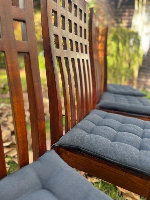 Sprzedam 4 krzesła z litego drewna egzotycznego w stylu kolonialnym