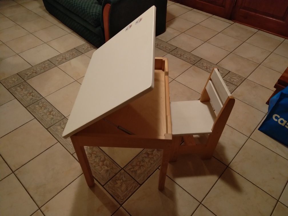 Biurko wraz z krzesełkiem.