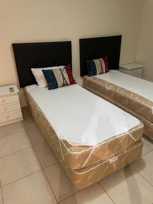 2 camas de solteiro completas + 2 mesas de cabeceira