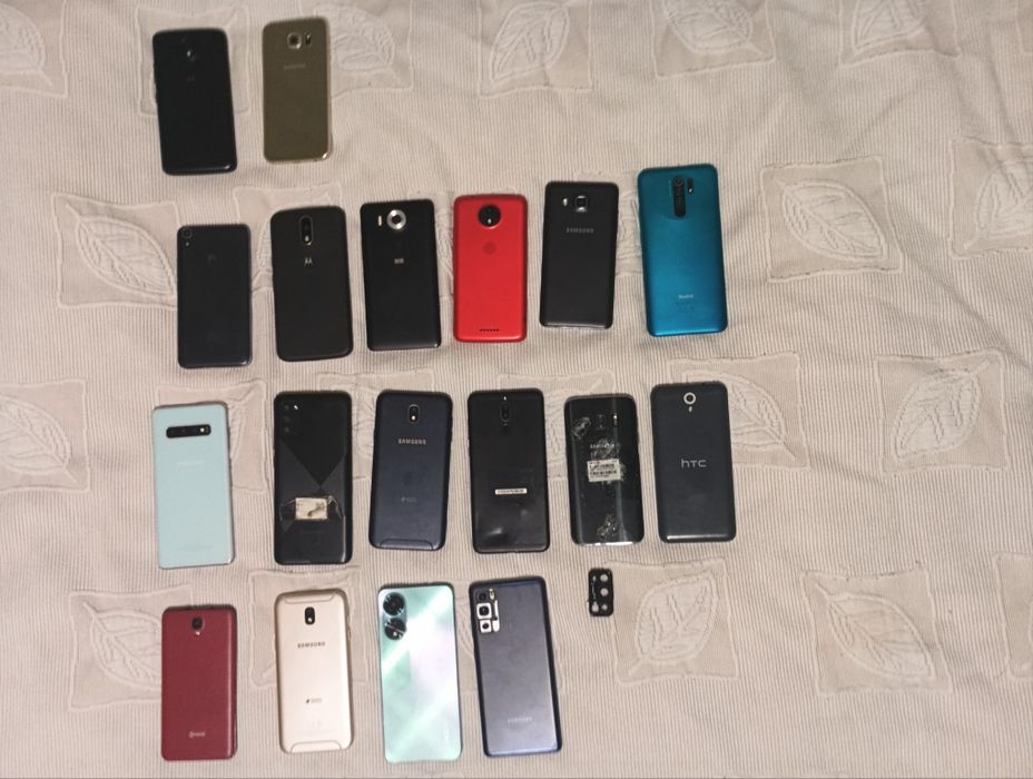 Zestaw 18 telefonów. Różne stany