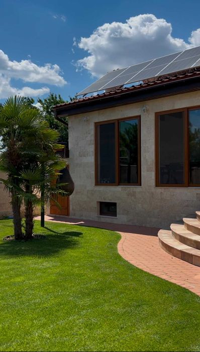 Елітний цегляний будинок • Травертин, гараж, автономія, сонячні панелі