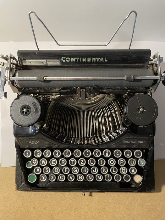 Máquina de escrever antiga da marca Continental