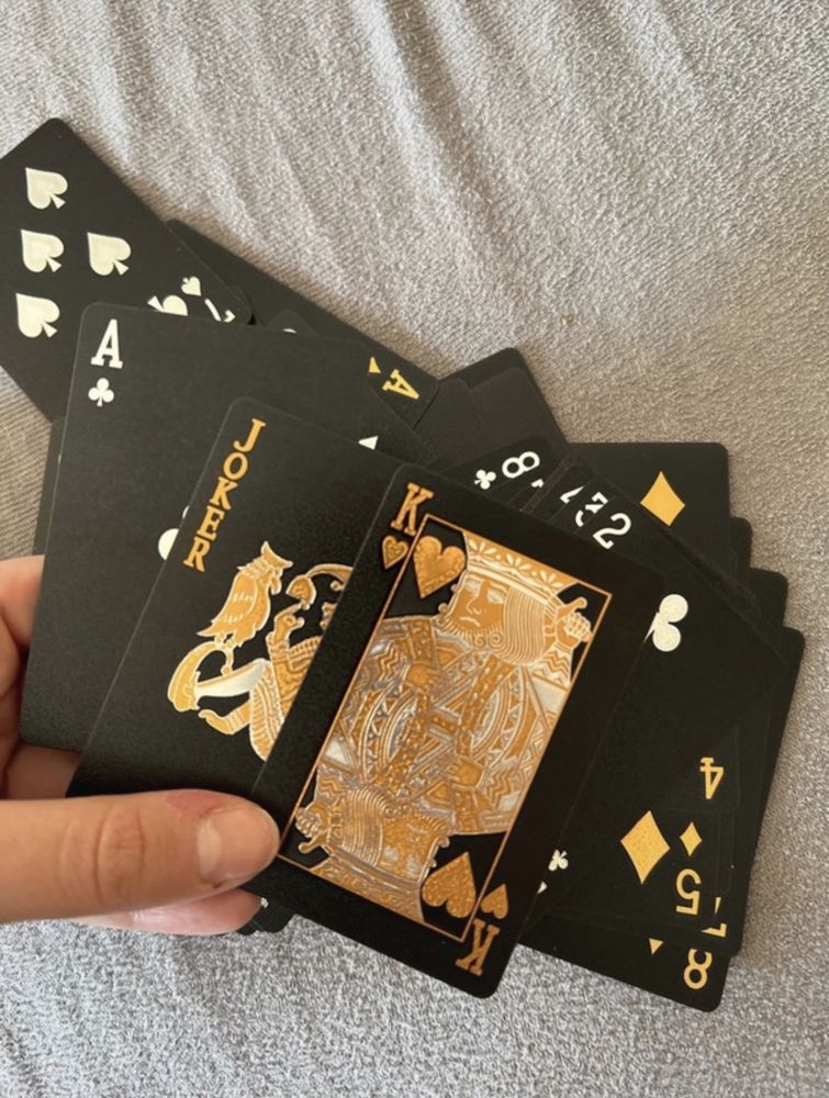 Czarne luksusowe karty do gry z pieknym wzorem