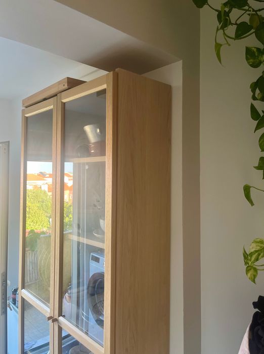 METADE DO PREÇO! SEMINOVA. Estante castanho Ikea com 2 portas de vidro