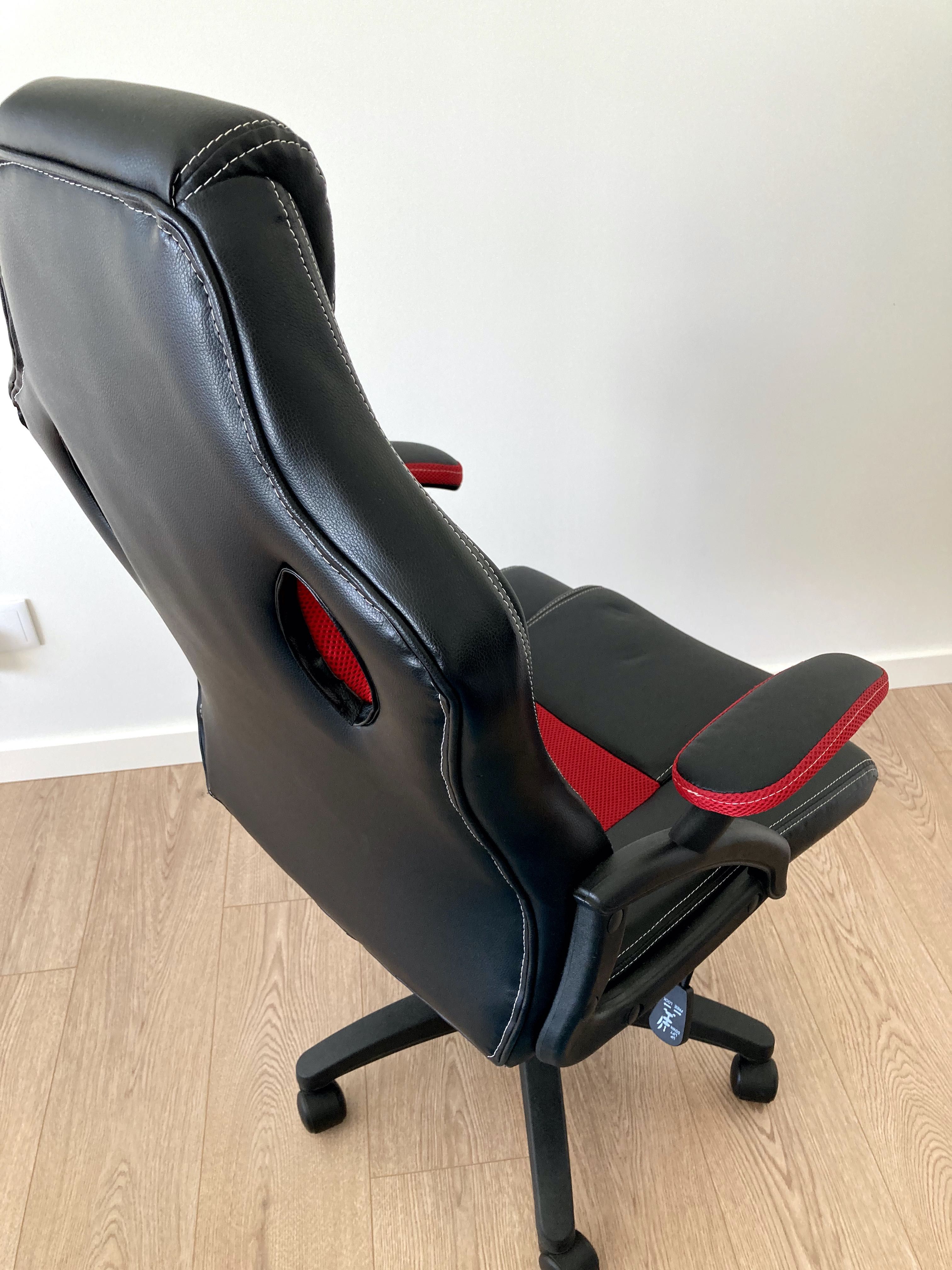 Mesa Gaming RGB + volante com pedais da Ferrari para a PS2 + cadeira
