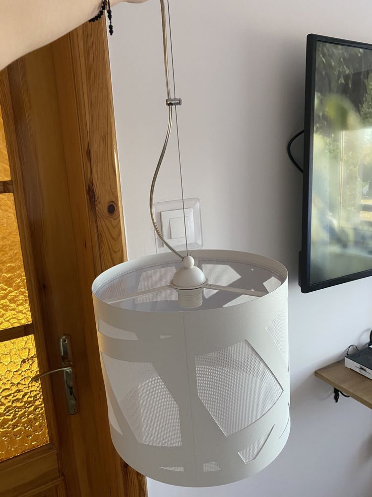 Biała lampa wisząca