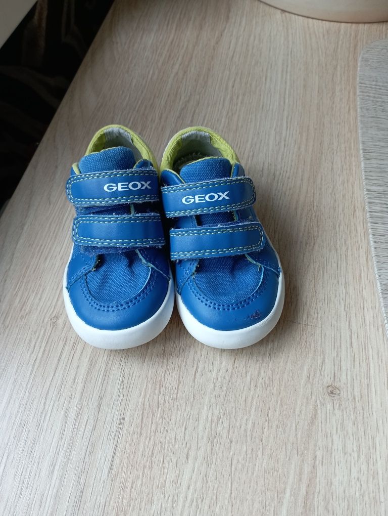 Продам дитячі кросівки Geox