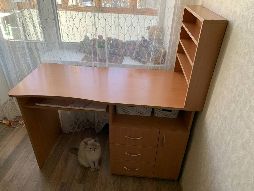 Стіл манікюрнийй