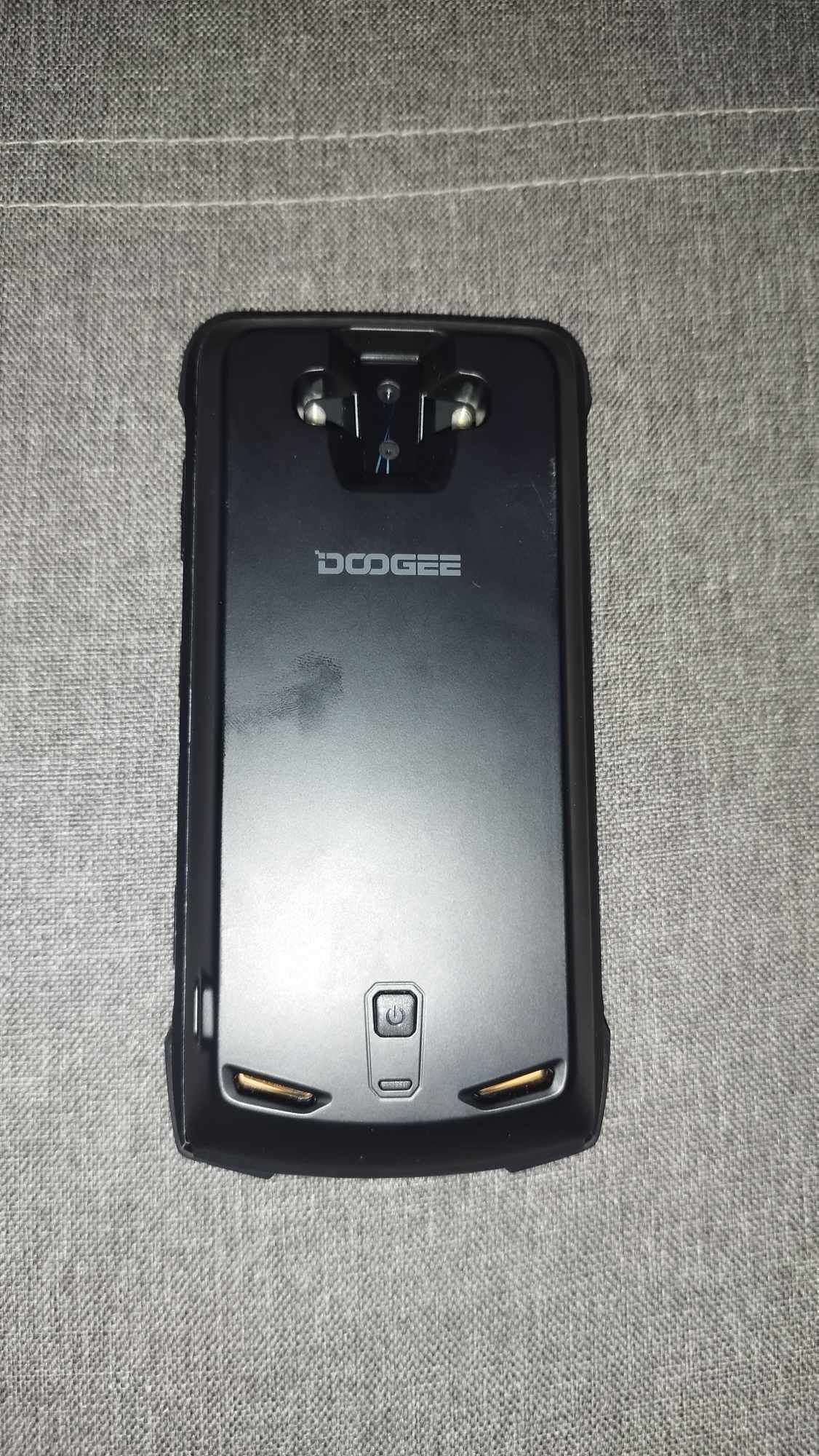 Smartfon Doogee S90
Stan bardzo dobry, niewielkie ślady użytkowania na