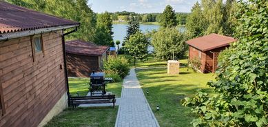 Domki nad jeziorem / Mazury /z własną linią brzegową i pomostem/ łódka