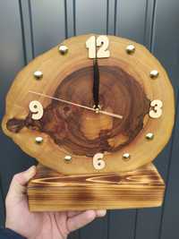 Unikatowy zegar z plastra orzecha stojący