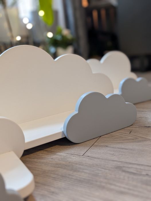 Trzy półki chmurki na książki dla dzieci /pokój dziecięcy