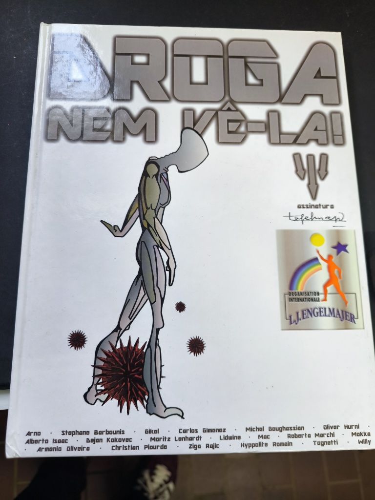 Livro diverso automóvel, whisky e drogas. 
O requinte