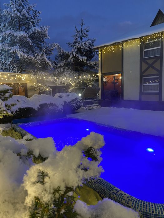 Будиночок з теплим басейном