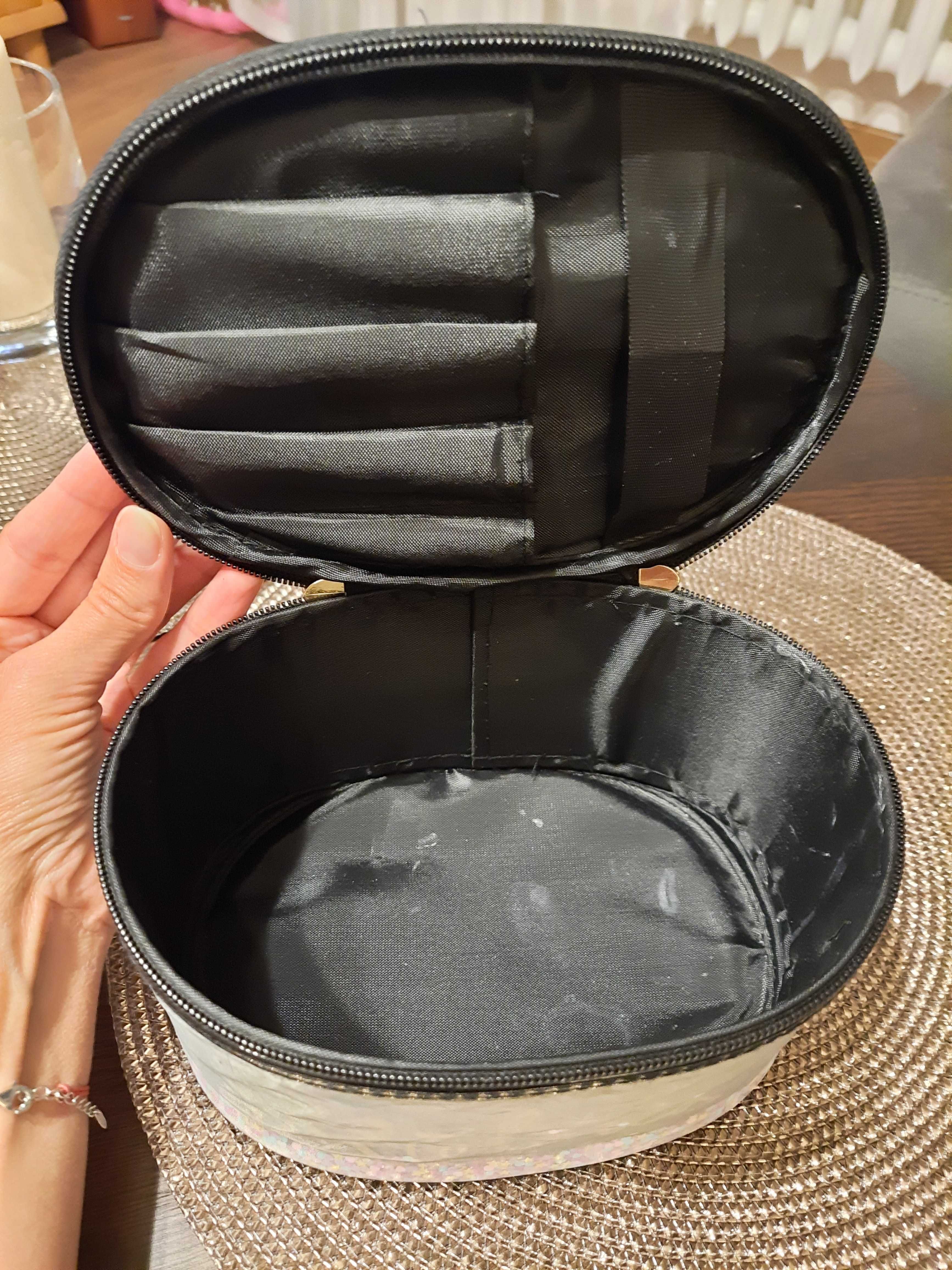 Kosmetyczka owalna